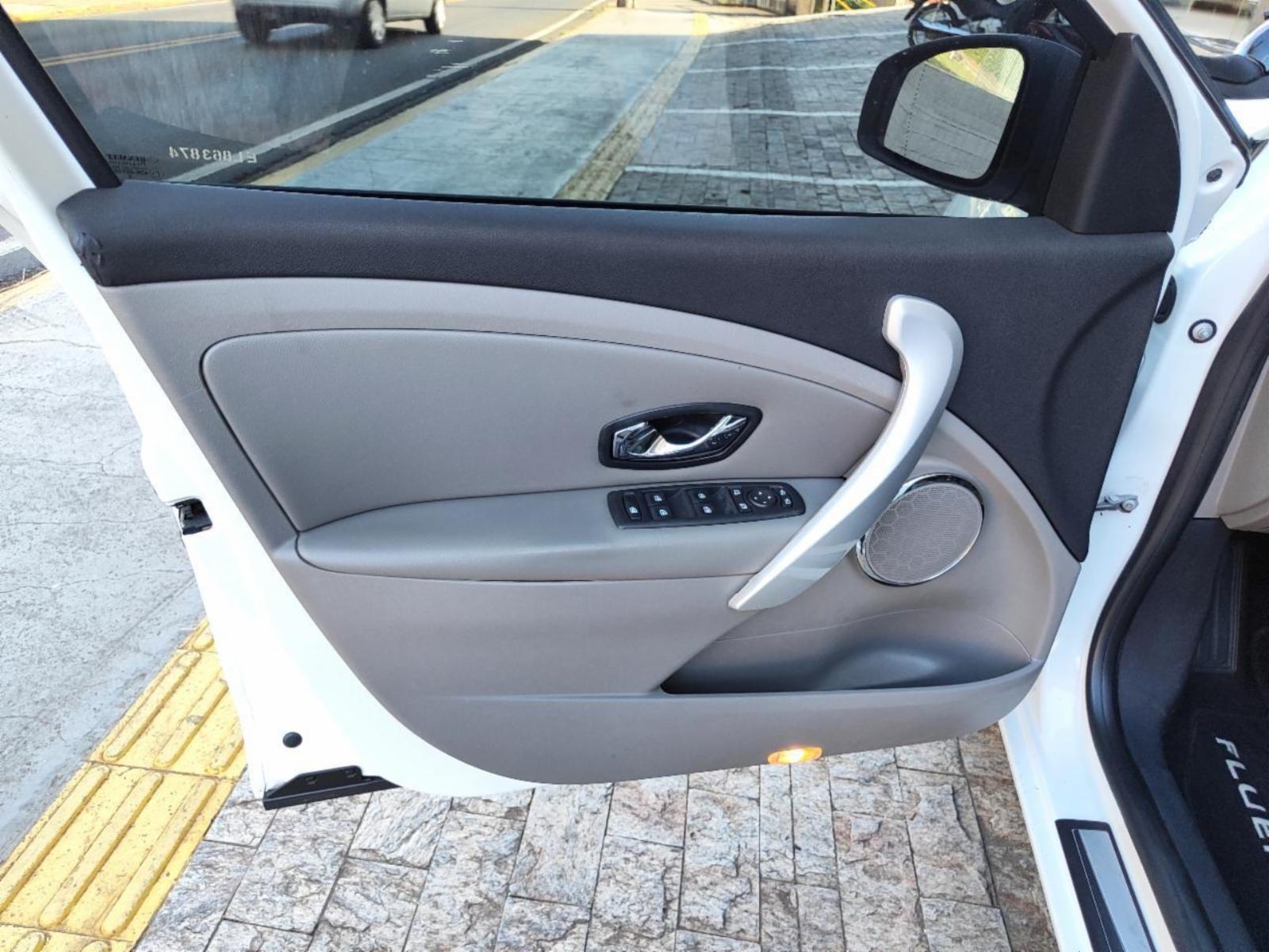 Fluence sedan - foto 10